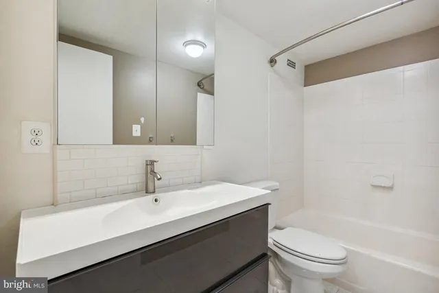 $1,950 | 5225 Pooks Hill Road, Unit 116N, Bethesda, MD 20814