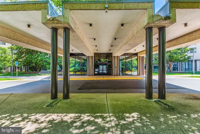 $1,950 | 5225 Pooks Hill Road, Unit 116N, Bethesda, MD 20814