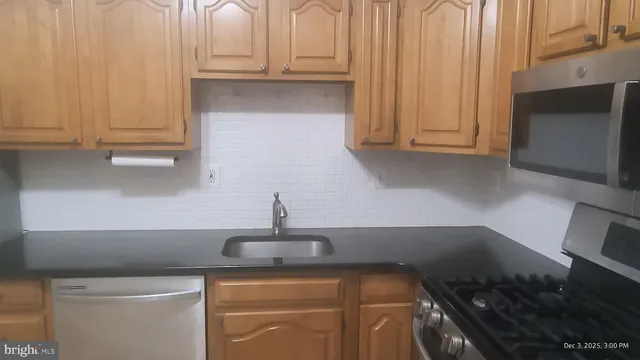 $1,950 | 5225 Pooks Hill Road, Unit 116N, Bethesda, MD 20814