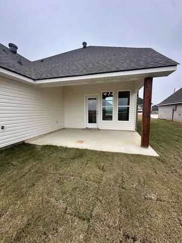 a view of a house with a backyard
