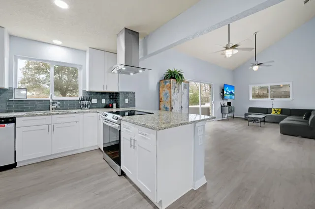 $499,900 | 827 Briarcliff Drive, San Antonio, TX 78213