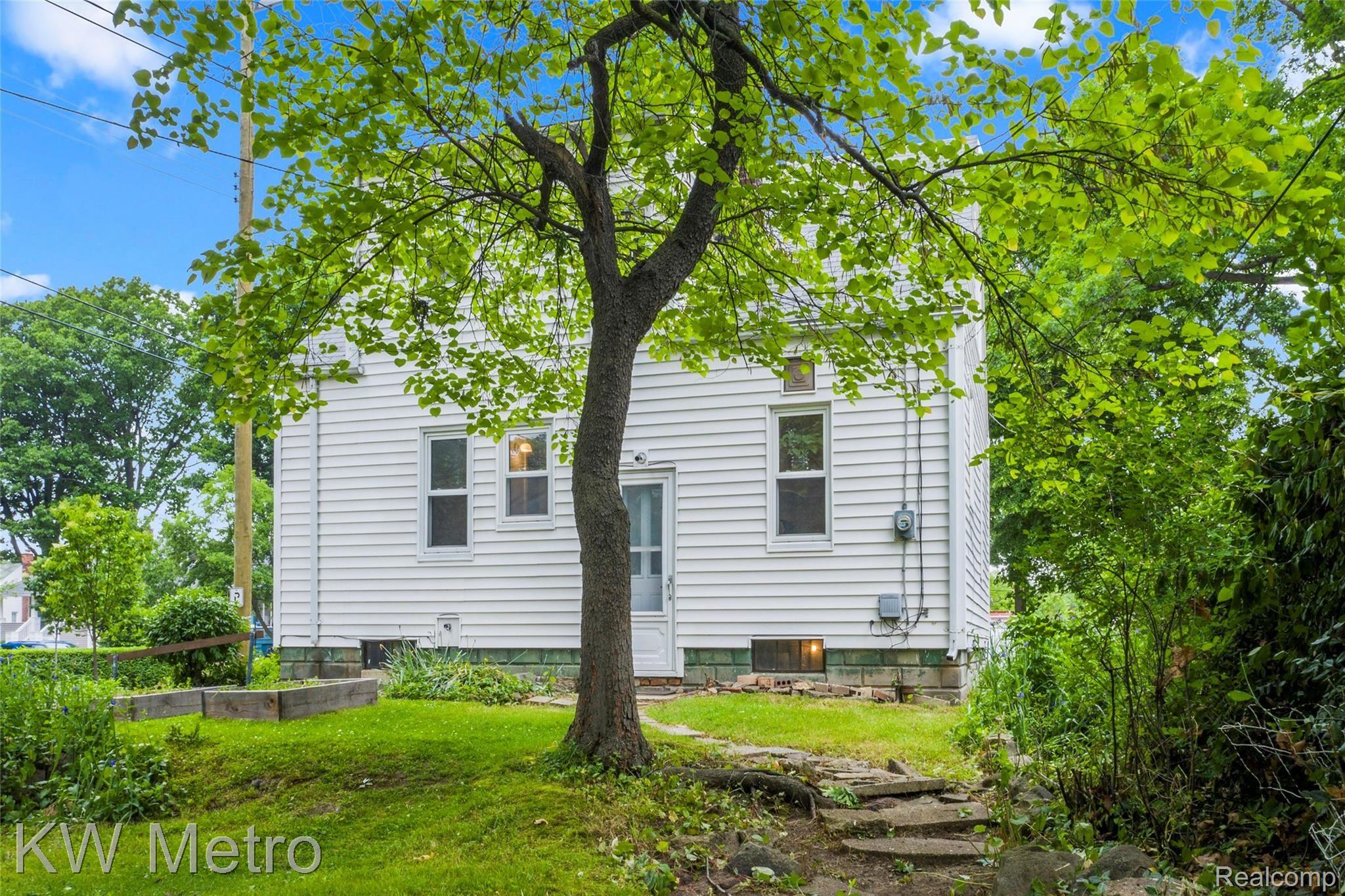 56 Kensington Boulevard Pleasant Ridge, MI 48069 - Photo 4 of 29 BACKYARD GARDEN DJI_0951.jpg