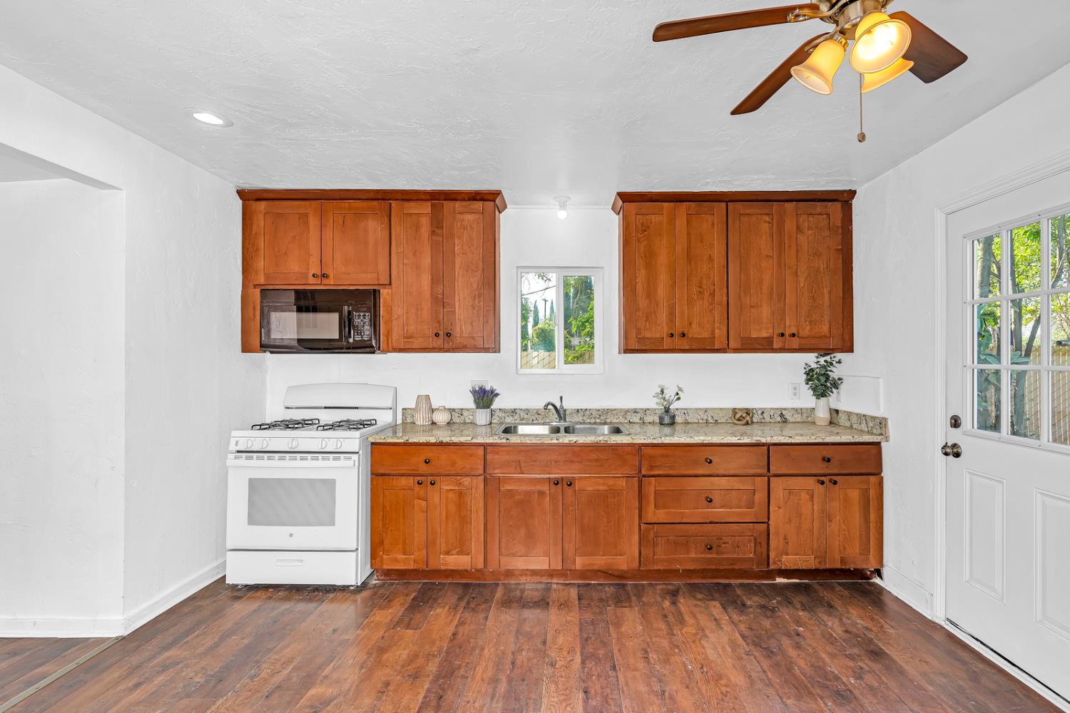 710 South G Street Madera, CA 93637 - Photo 11 of 32