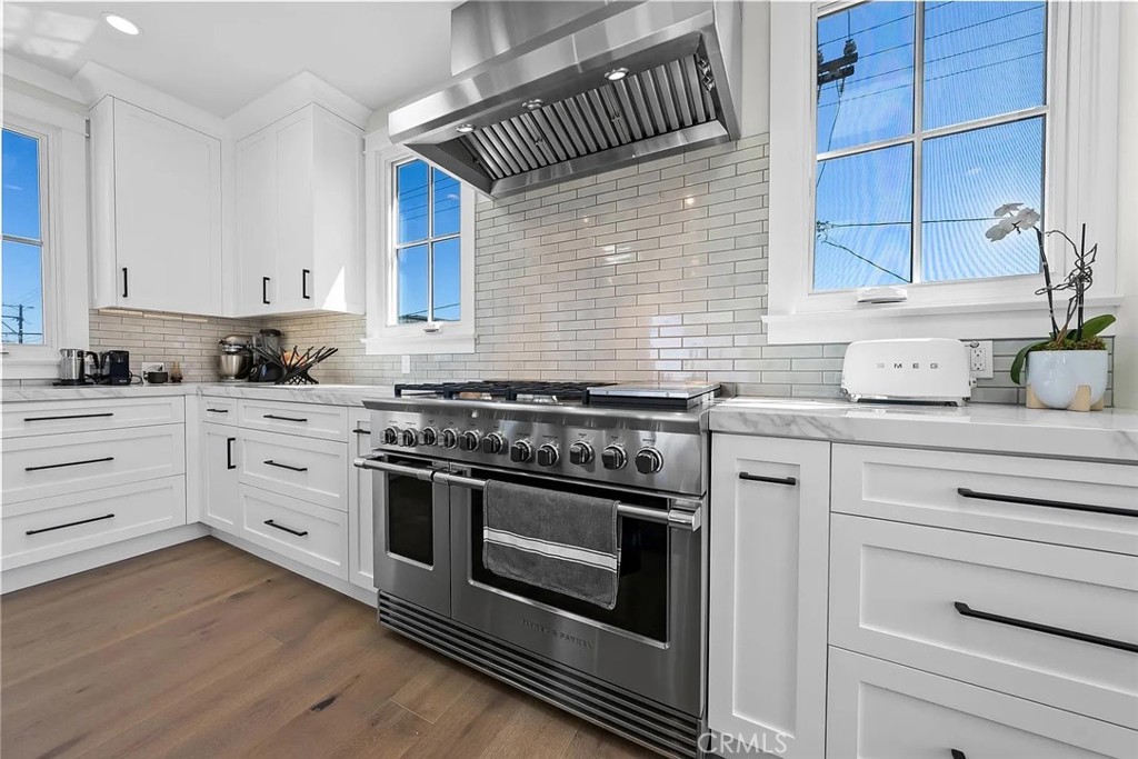 309 Crest Drive Manhattan Beach, CA 90266 - Photo 8 of 27 a kitchen with white cabinets and appliances