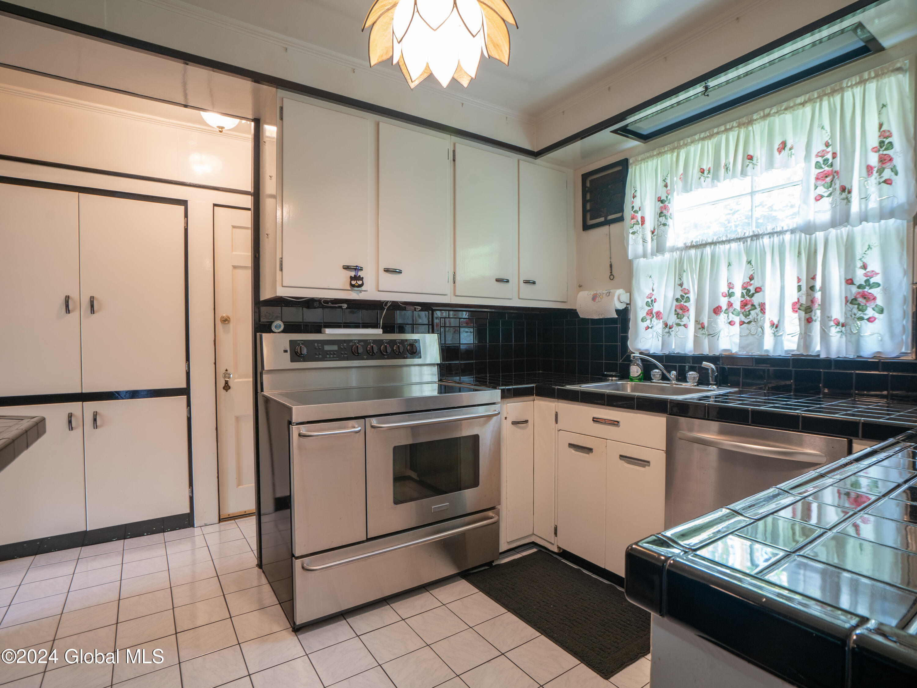 1387 Keyes Avenue Schenectady, NY 12309 - Photo 9 of 42 DSC06493