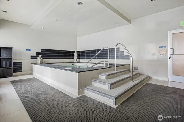 a view of entryway and kitchen