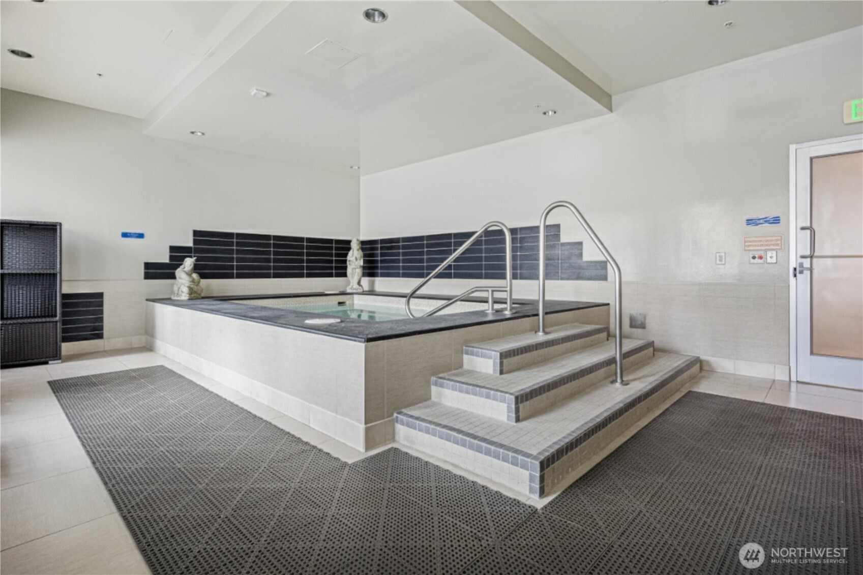 900 Lenora Street, Unit 804 Seattle, WA 98121 - Photo 24 of 38 a view of entryway and kitchen