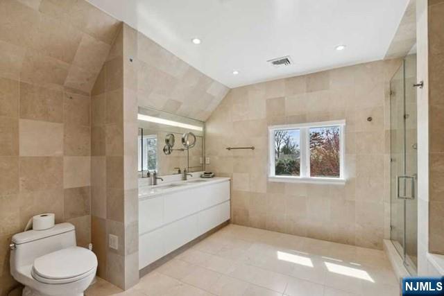 532 Winthrop Road Teaneck, NJ 07666 - Photo 16 of 42 a bathroom with a toilet sink and mirror