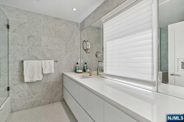 532 Winthrop Road Teaneck, NJ 07666 - Photo 23 of 42 a bathroom with a bathtub and a sink