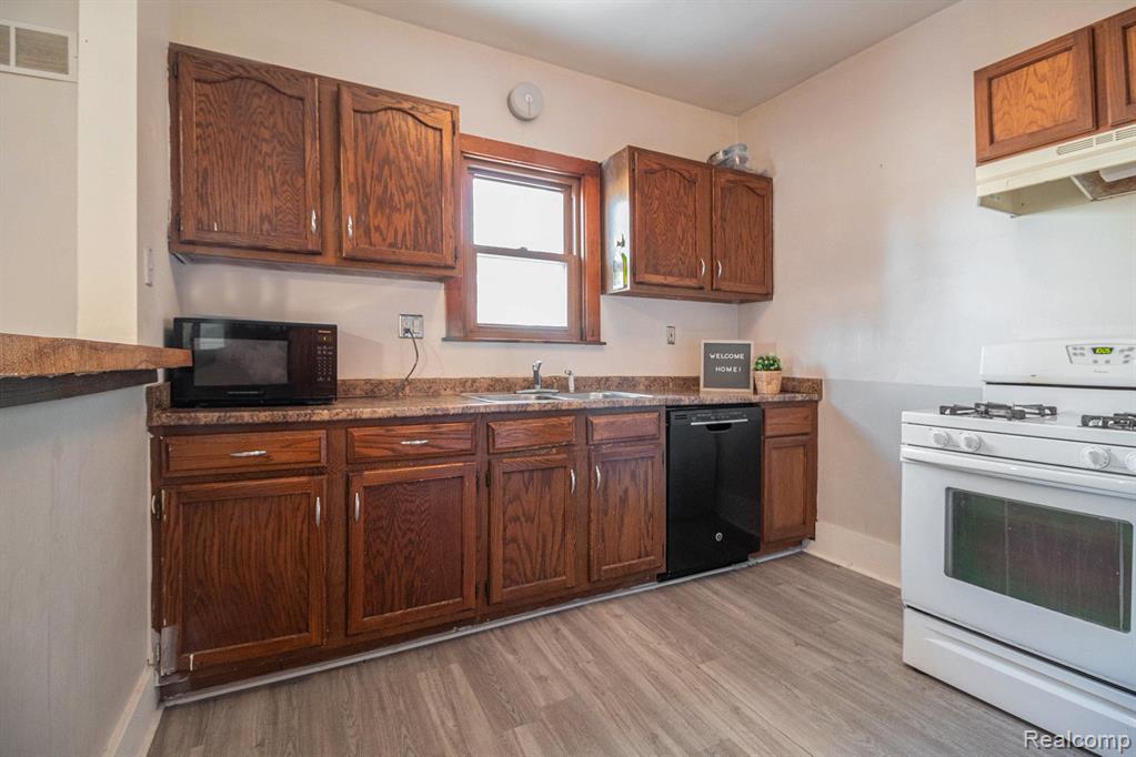 18608 Farmington Road Livonia, MI 48152 - Photo 8 of 27