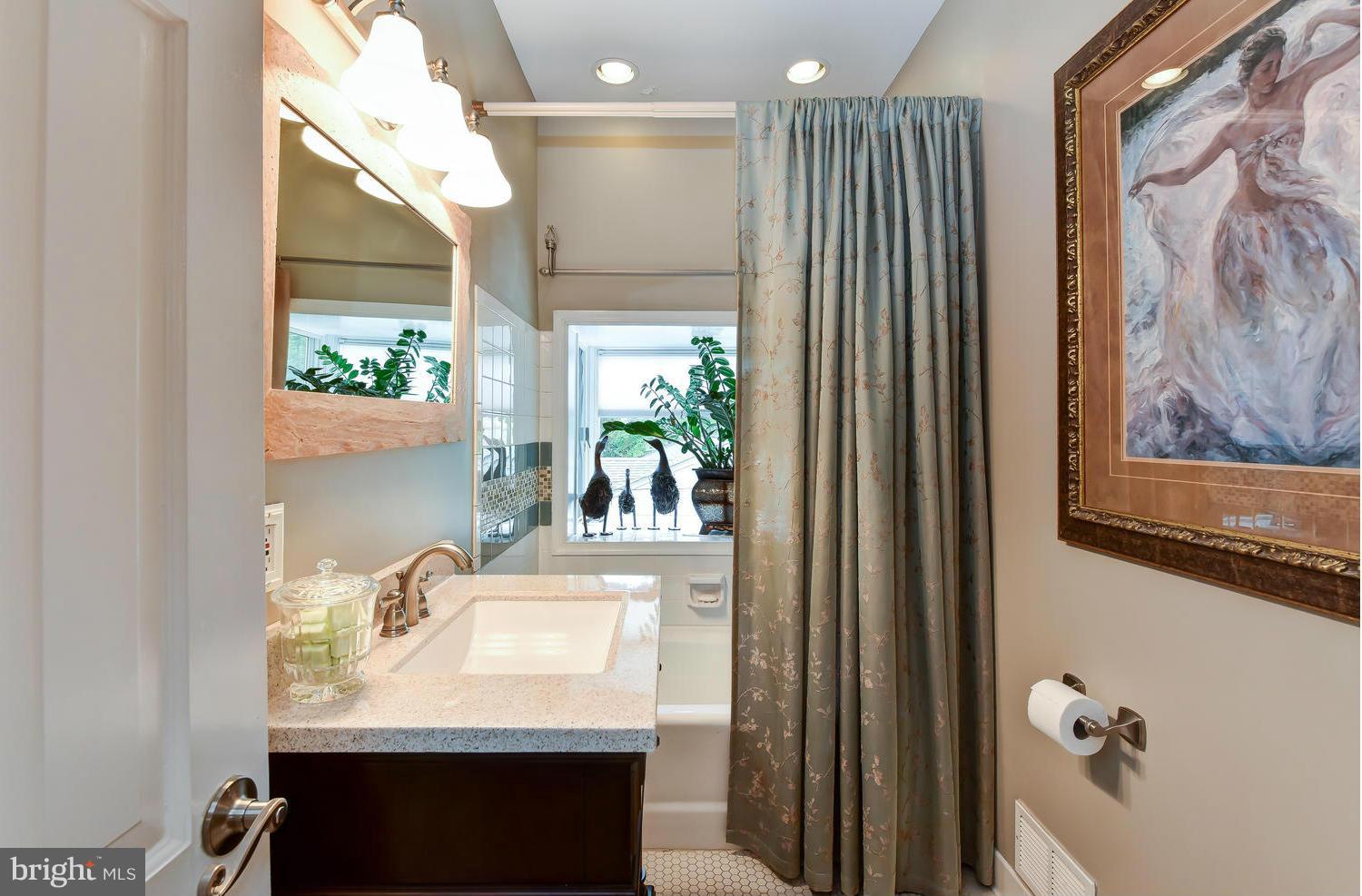 6213 Foxcroft Road Alexandria, VA 22307 - Photo 14 of 30 Bath