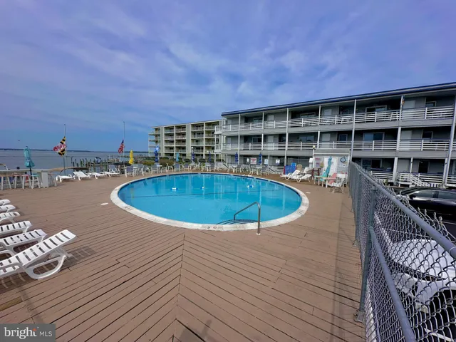 a view of a swimming pool with seating space