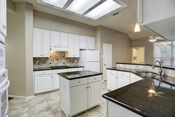 $2,995 | 3 South Acacia Park Circle, The Woodlands, TX 77382