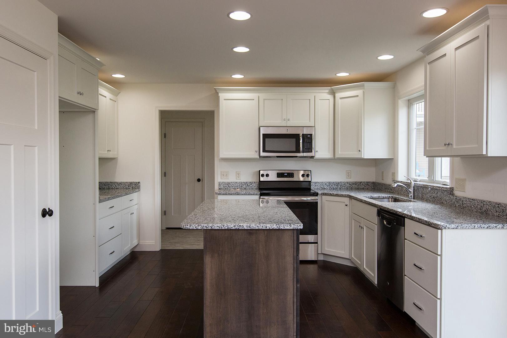 531 Madison Way Manheim, PA 17545 - Photo 3 of 15 SIMILAR KITCHEN AS AN OPTION