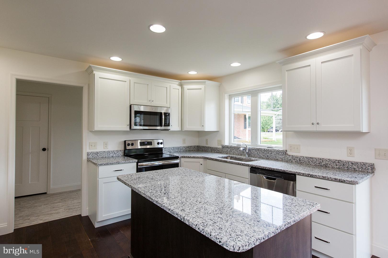531 Madison Way Manheim, PA 17545 - Photo 4 of 15 SIMILAR KITCHEN AS AN OPTION