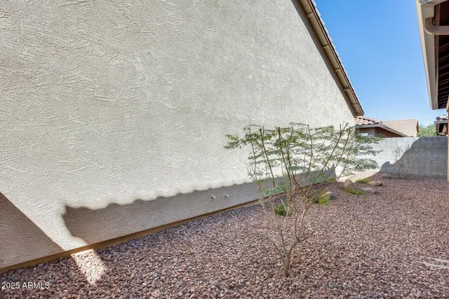 a view of a house with backyard
