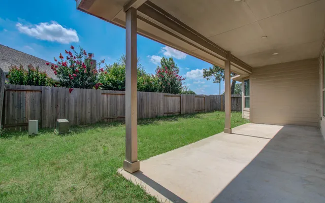 a view of front of a house with a yard