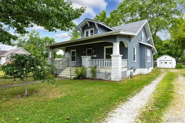 $226,500 | 619 South Wood Street, Staunton, IL 62088