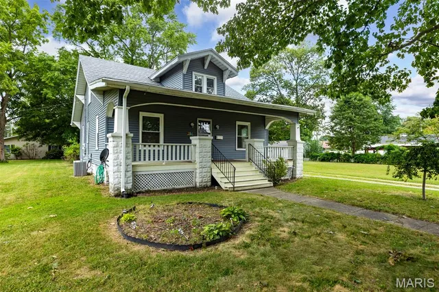 $226,500 | 619 South Wood Street, Staunton, IL 62088
