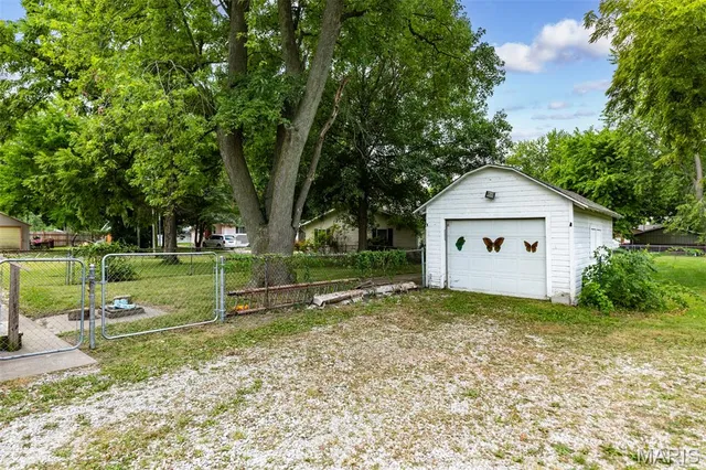 $226,500 | 619 South Wood Street, Staunton, IL 62088