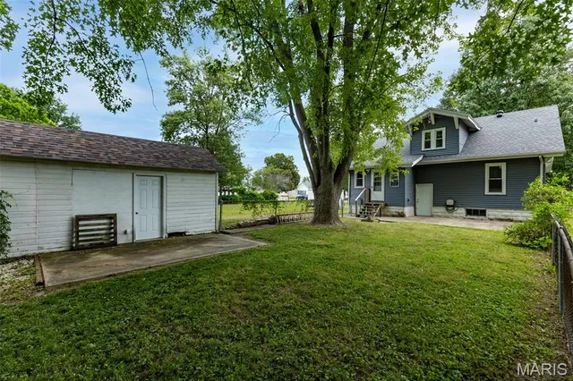 $222,000 | 619 South Wood Street, Staunton, IL 62088