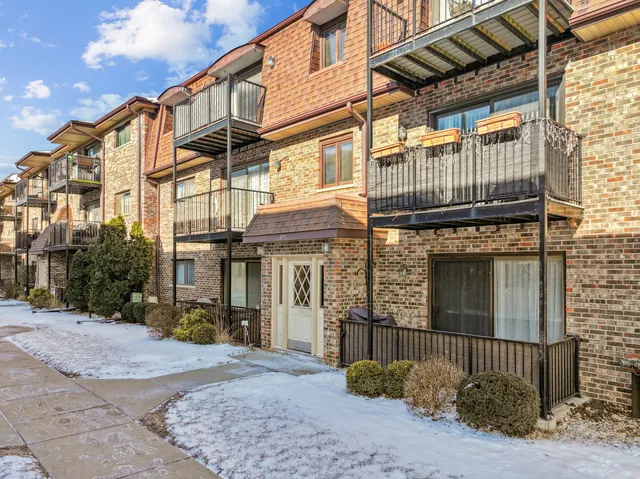 $225,000 | 7632 West Lawrence Avenue, Unit 1B, Harwood Heights, IL 60706