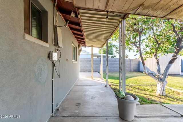 a view of a backyard