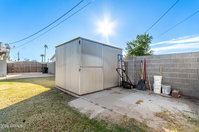 a view of a backyard