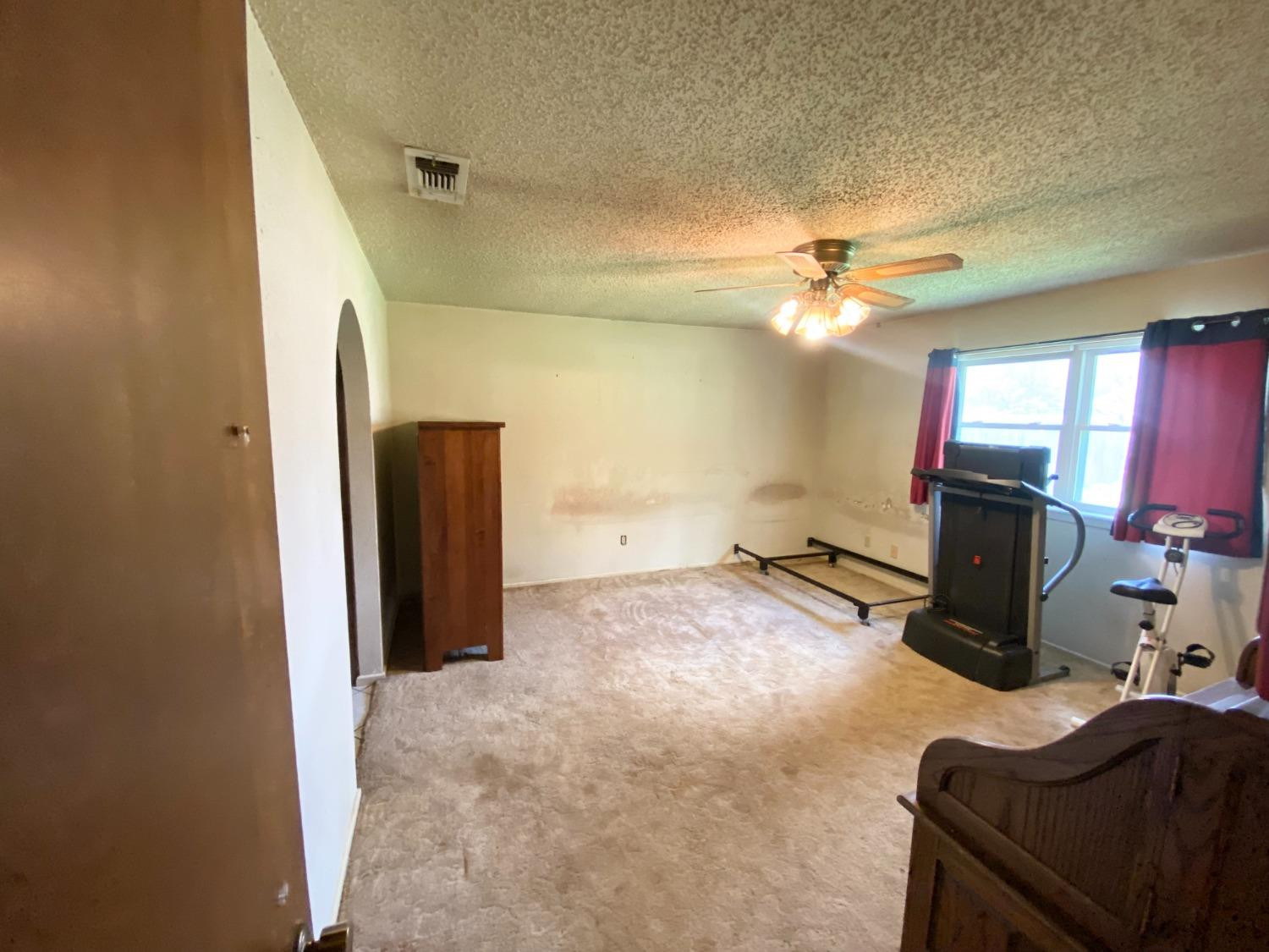 1311 Ave G Abernathy, TX 79311 - Photo 8 of 15 a view of a livingroom with a workspace