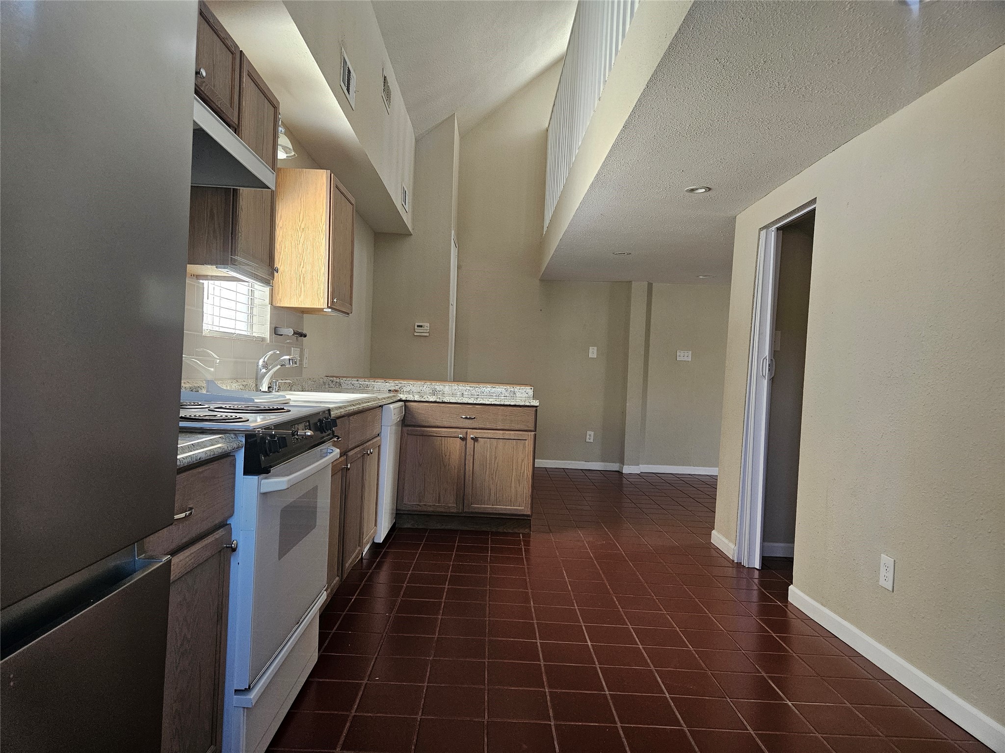 627 East 14th Street Houston, TX 77008 - Photo 10 of 10 a kitchen with a sink stove and cabinets