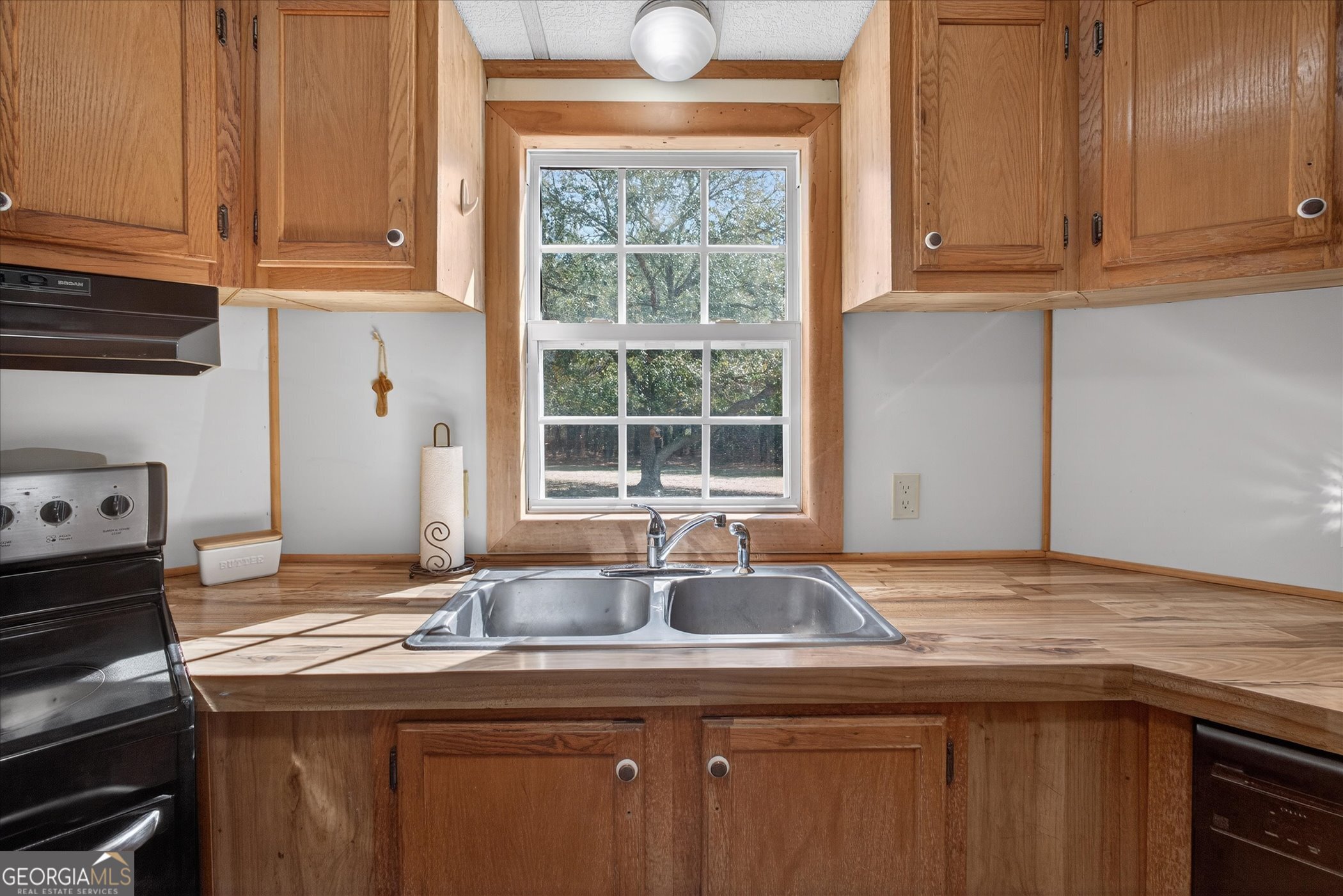 395 Winchester Road Sylvania, GA 30467 - Photo 14 of 60 a kitchen with granite countertop a sink and a stove