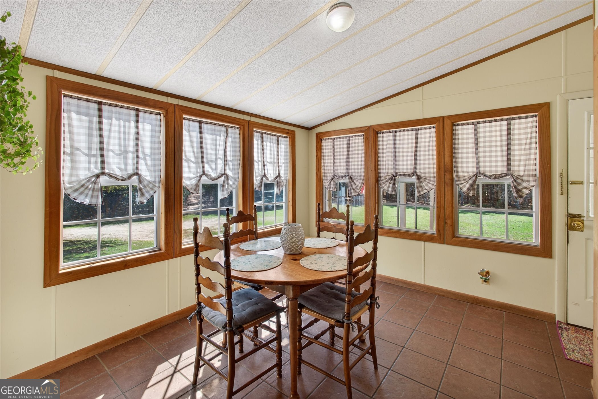 395 Winchester Road Sylvania, GA 30467 - Photo 20 of 60 a dining room with furniture and window