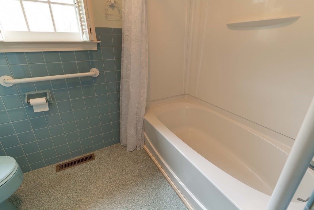 111 Audubon Road Northampton, MA 01053 - Photo 25 of 39 a bathroom with a bathtub and window