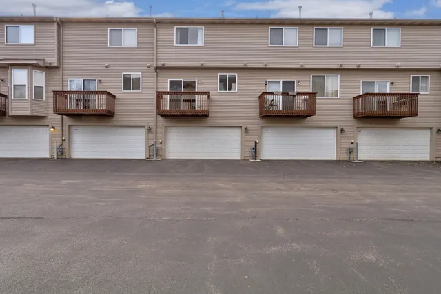 $319,000 | 983 Ellsworth Drive, Grayslake, IL 60030