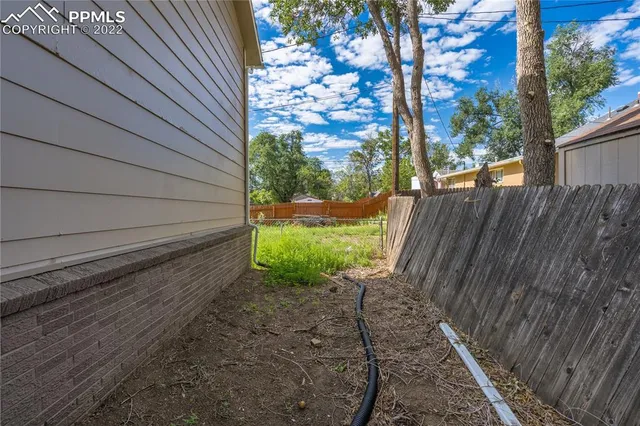a view of a backyard with pathway