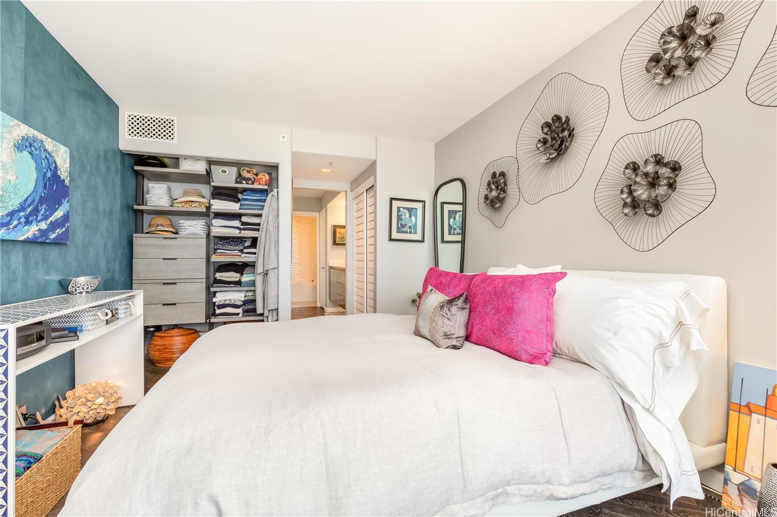 1212 Nuuanu Avenue, Unit 3411 Honolulu, HI 96817 - Photo 13 of 24 a bedroom with a bed and a window