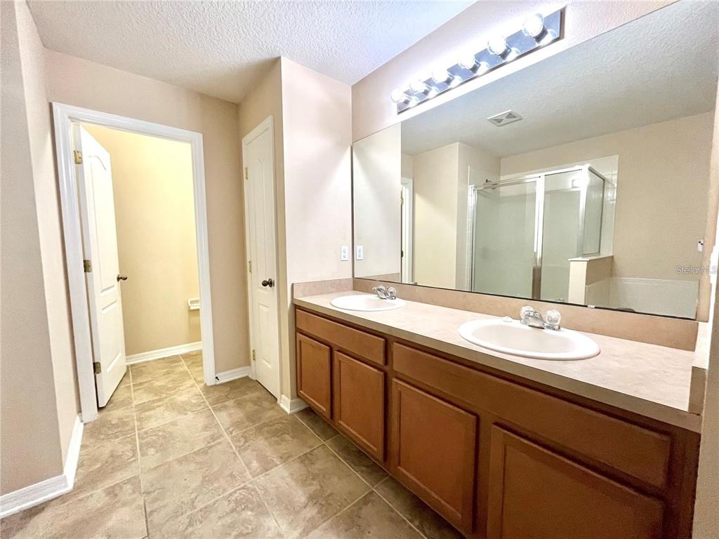 5552 Rutherford Place Oviedo, FL 32765 - Photo 13 of 20 a bathroom with a sink and a mirror