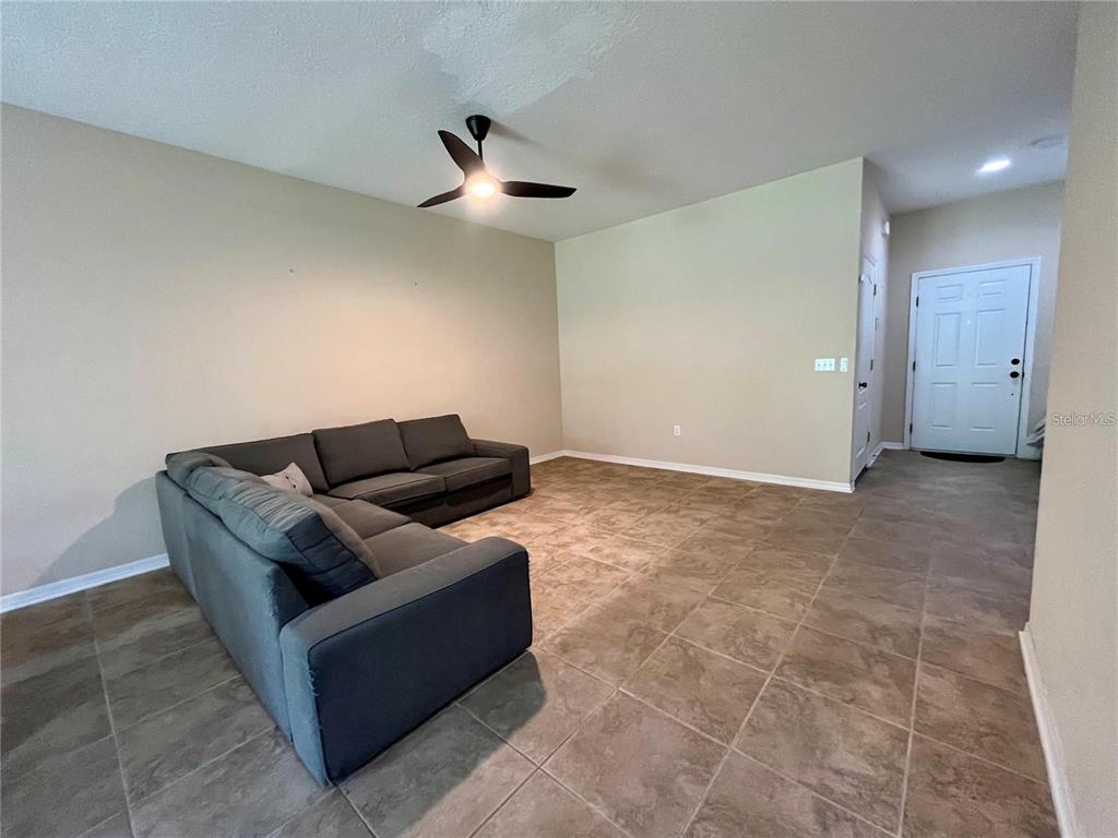 5552 Rutherford Place Oviedo, FL 32765 - Photo 4 of 20 a living room with furniture and a ceiling fan