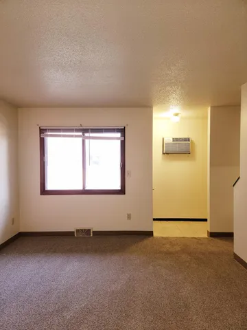 $1,034 | 520 North Grant Street, Unit 2, Blue Earth, MN 56013