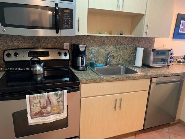 100 Lincoln Road, Unit 1129 Miami Beach, FL 33139 - Photo 7 of 31 a kitchen with granite countertop cabinets and black appliances