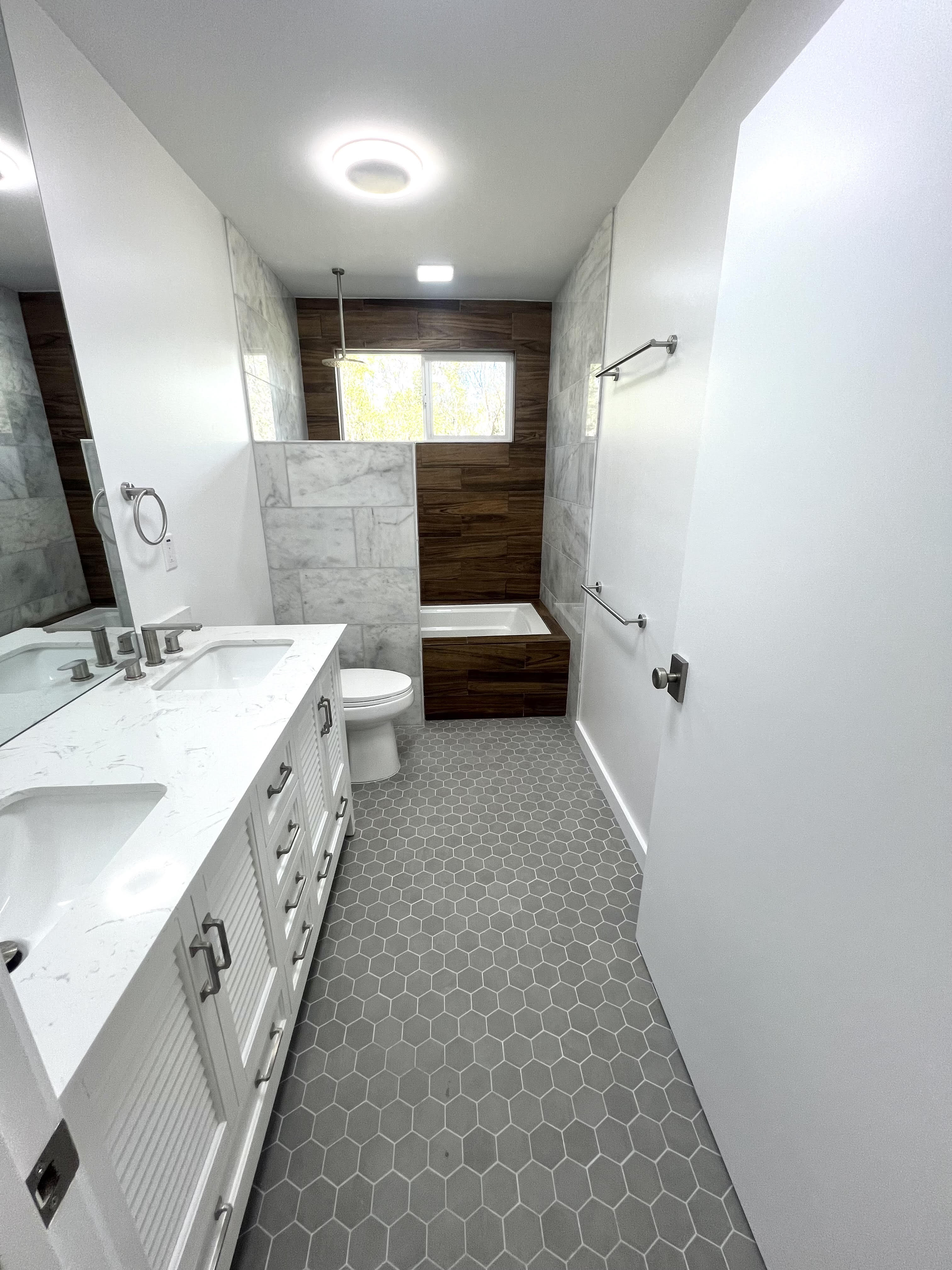 11-3234 Volcano Road Volcano, HI 96785 - Photo 10 of 23 a bathroom with a double vanity sink a mirror and a bathtub