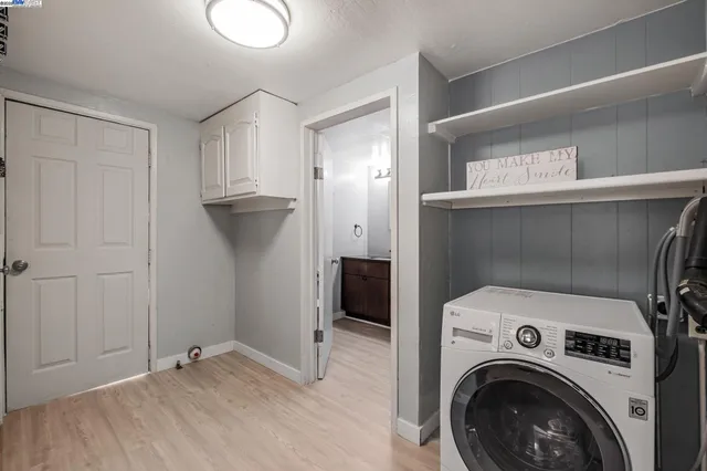 a view of utility room