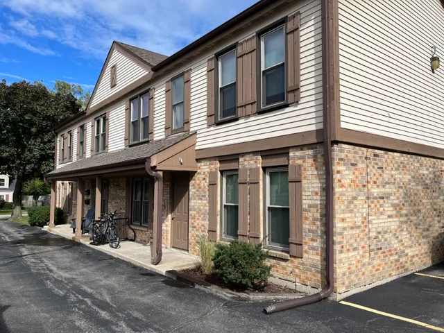 $2,250 | 131 Newberry Avenue, Unit 1N, Libertyville, IL 60048