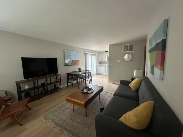 $2,250 | 131 Newberry Avenue, Unit 1N, Libertyville, IL 60048