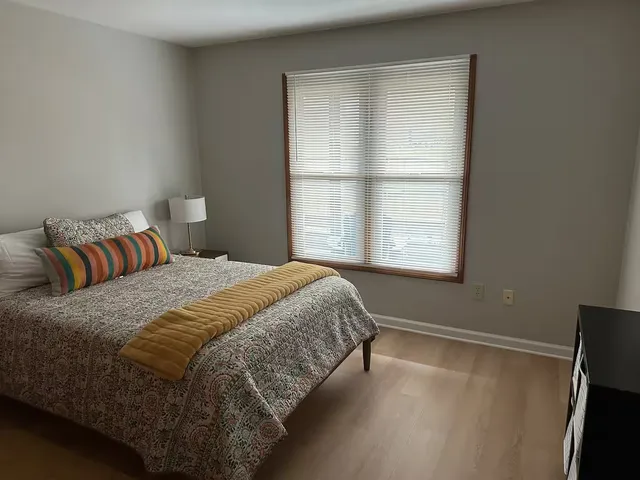 $2,250 | 131 Newberry Avenue, Unit 1N, Libertyville, IL 60048