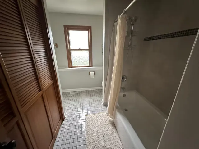 $2,250 | 131 Newberry Avenue, Unit 1N, Libertyville, IL 60048