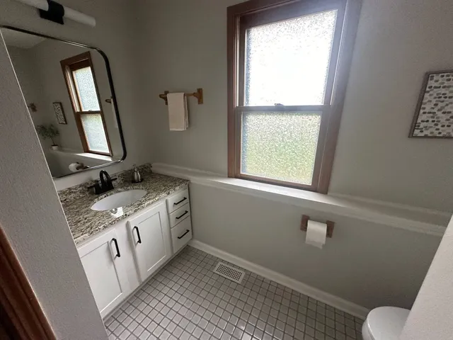 $2,250 | 131 Newberry Avenue, Unit 1N, Libertyville, IL 60048