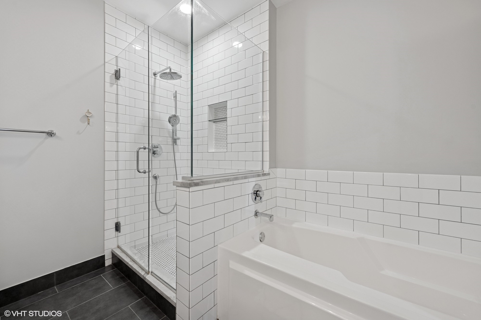 950 West Monroe Street, Unit 410 Chicago, IL 60607 - Photo 20 of 23 a bathroom with a bathtub and shower