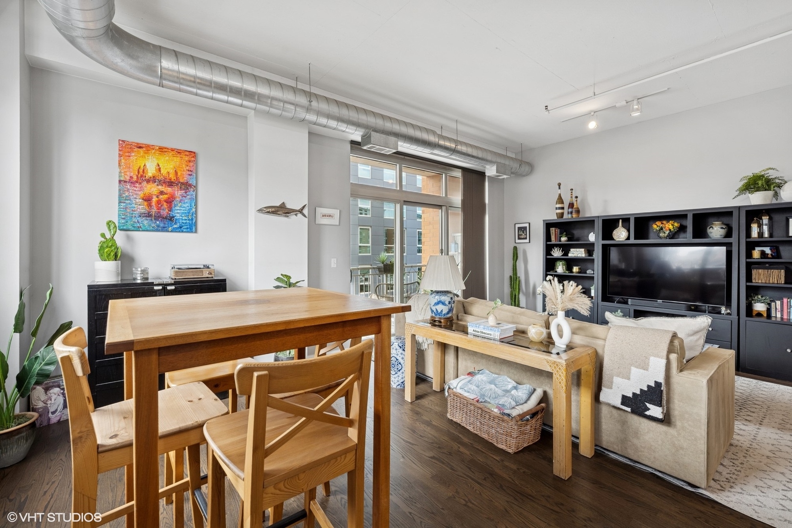950 West Monroe Street, Unit 410 Chicago, IL 60607 - Photo 10 of 23 a living room with furniture and a flat screen tv