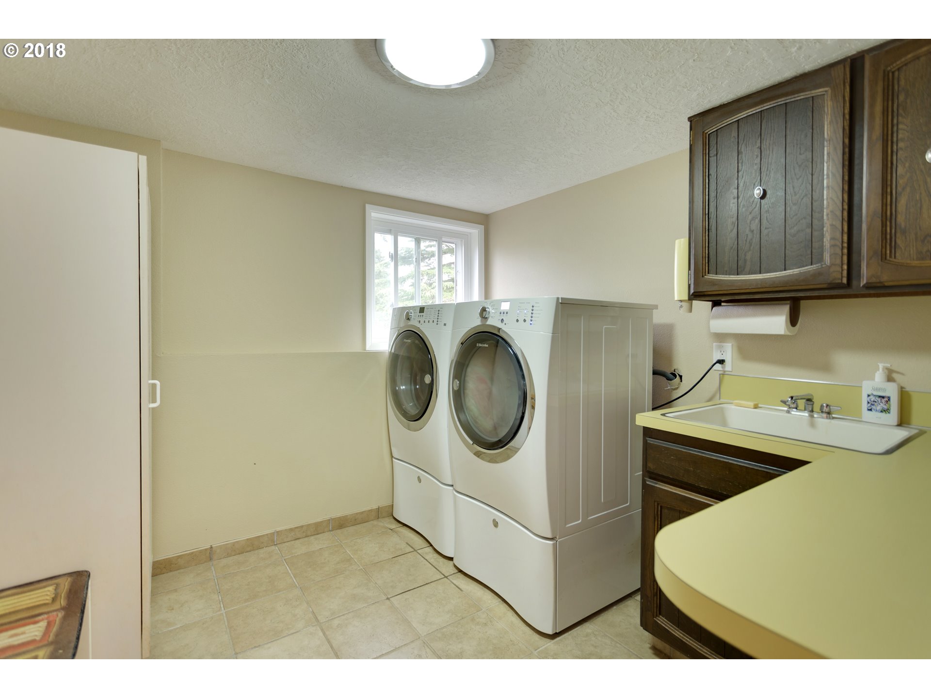 17067 South McCubbin Road Oregon City, OR 97045 - Photo 19 of 32 a utility room with dryer and washer